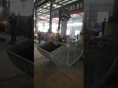 Escavatore a braccio lungo con benna