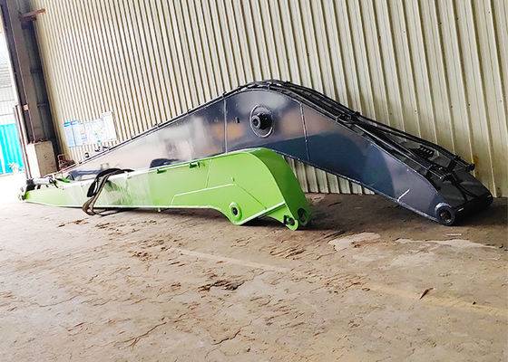 Lungo braccio esteso dell'escavatore