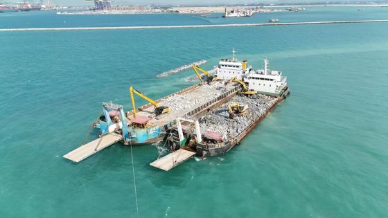 Scavo di sabbia di fango scavatore boom lavori di costruzione lungo raggio giallo