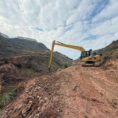 Braccio lungo per escavatore con pinza per legname