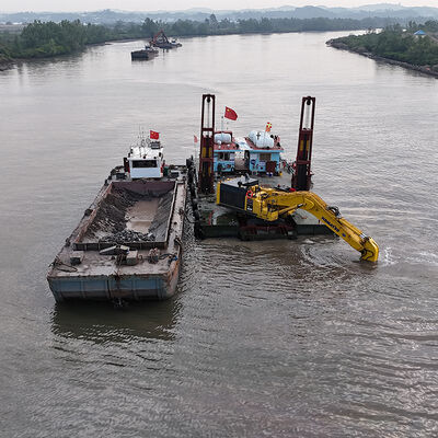 Lungo braccio esteso dell'escavatore