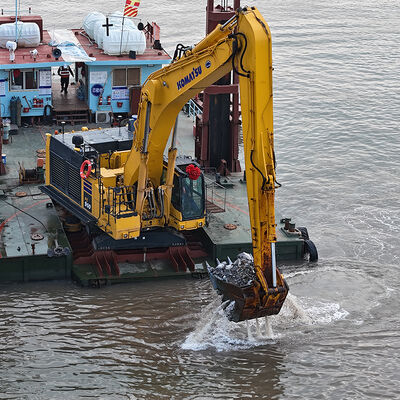 Escavatore a lunga portata